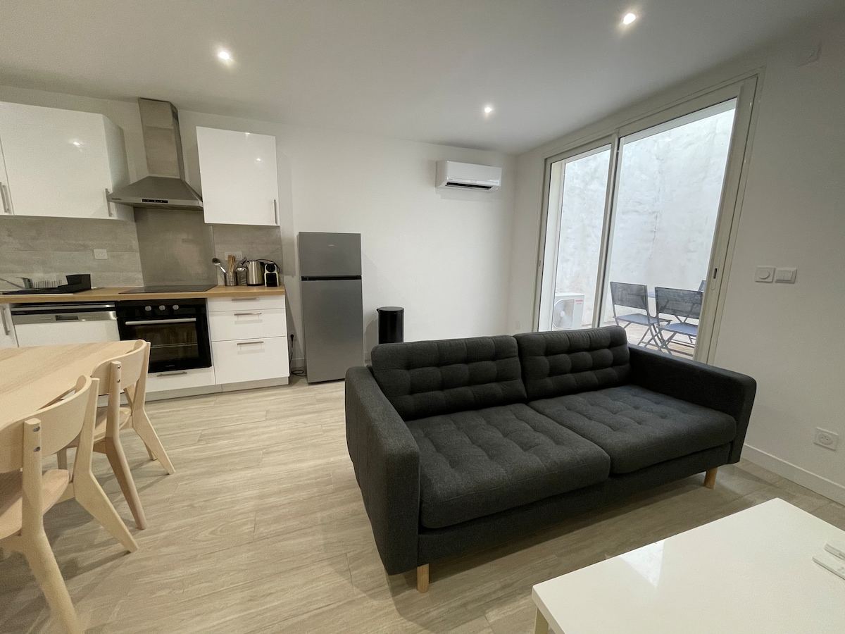 Top Airbnb: Hyper center 
2 bedroom 4 people with terrace in Valence