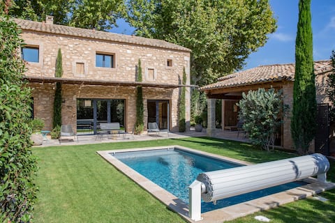 Charming cottage with pool in the heart of the Alpilles