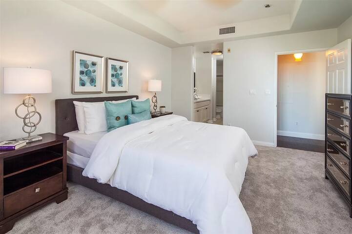 2bdr 2bth near Convention Center gallery image 4