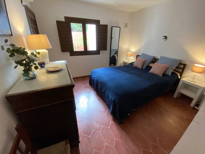 Главната спална соба има брачен кревет и доволно простор за складирање. Води кон тивка тераса и засаден простор. 