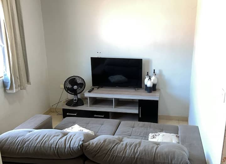 Дневната соба на овој стан е совршена средина за опуштање и уживање во моменти на одмор. Опремен е со удобен кауч што се повлекува, идеален за одмор по напорниот ден. За забава, собата има паметен телевизор.