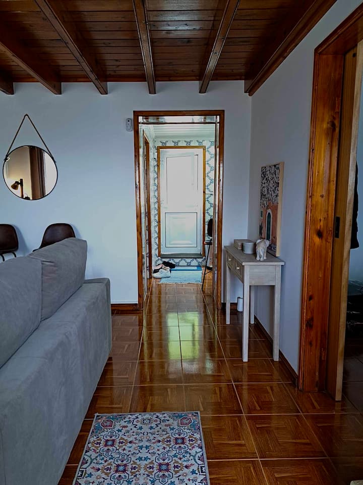 Ingången till boendet, där vardagsrummet ligger och bakdörren kan ses