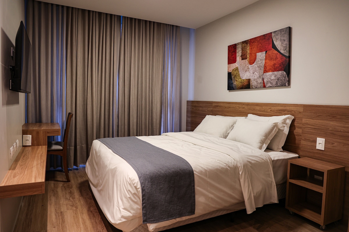 Camera completa, finemente decorata, con guardaroba, appendiabiti, portavaligie, studio o panca da lavoro, split, smart TV con canali aperti e chiusi e vista mozzafiato sulla Giant Stone e sulla Cattedrale della Ruota 