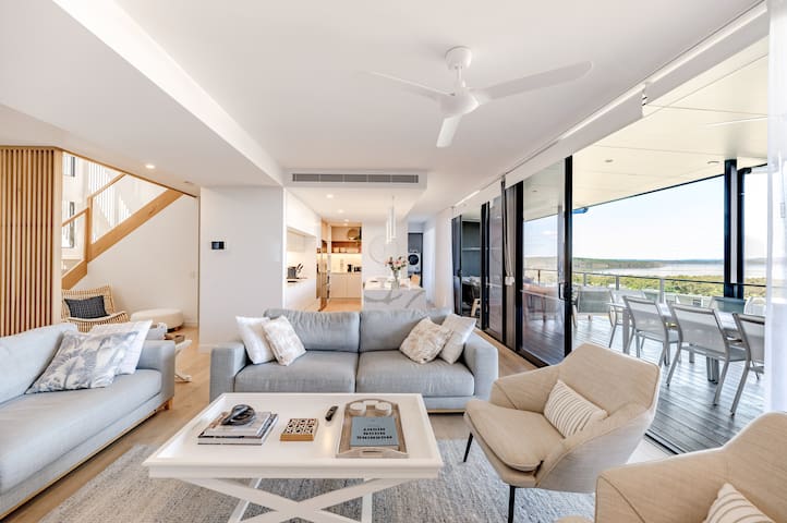 The Hamptons Lake House ~ Noosa Heads Luxury House