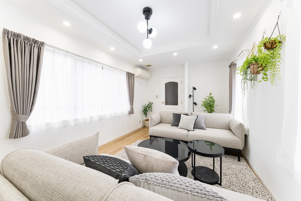 Walk In Lockable Skip 195㎡ / 3-min Walk to Sta. / Walk to Scramble - Houses for Rent in ...