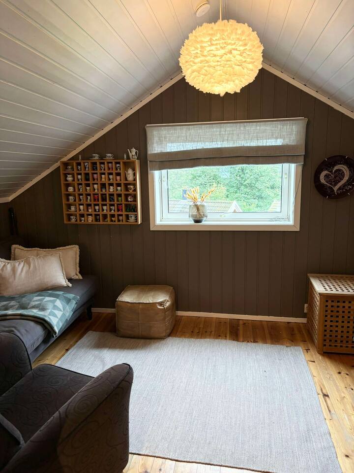 Აქ მოთავსდება საწოლი. Საჭიროების შემთხვევაში, იატაკზე ასევე არის ლეიბის ადგილი