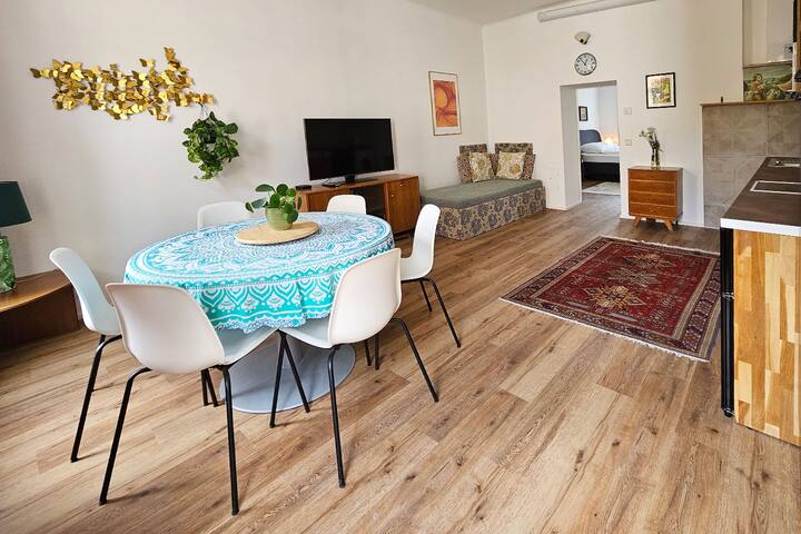 Orange Palm – 100m2 – central, original gallery image 5