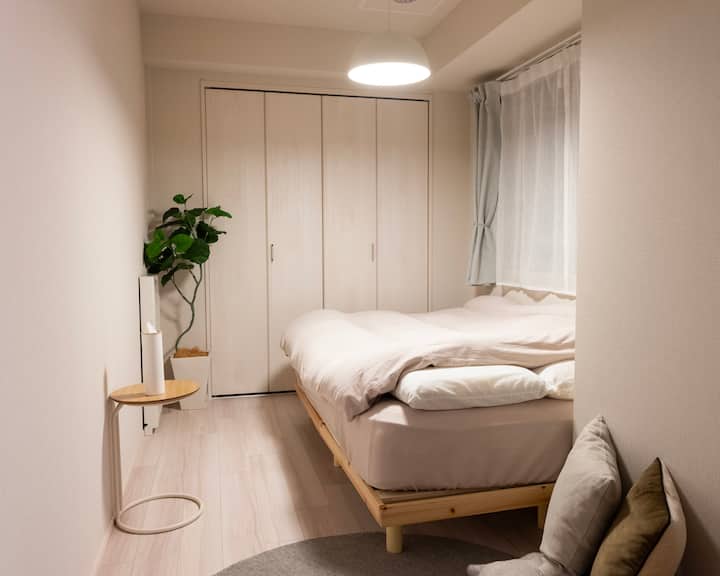 Je to nadýchaná dvojitá posteľ.