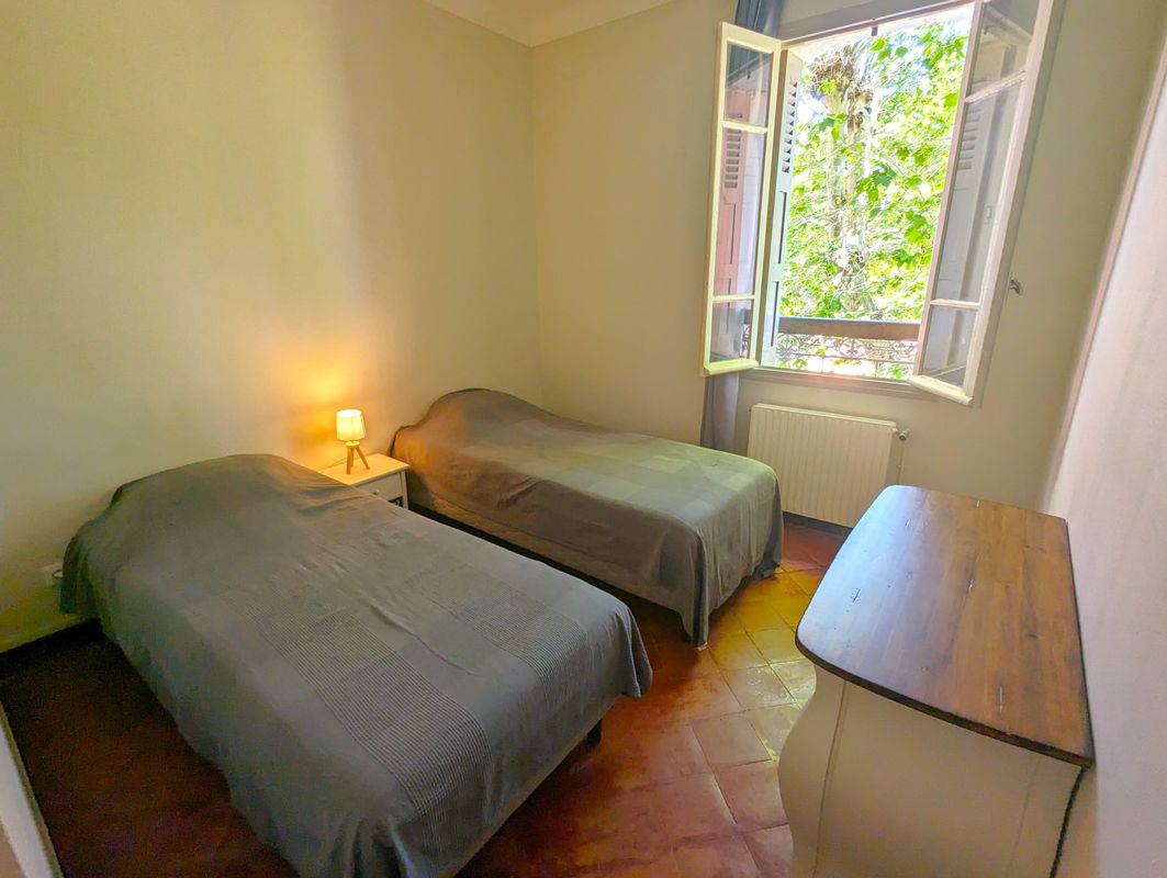 2e chambre: 2 lits simples 90 x 200 cm