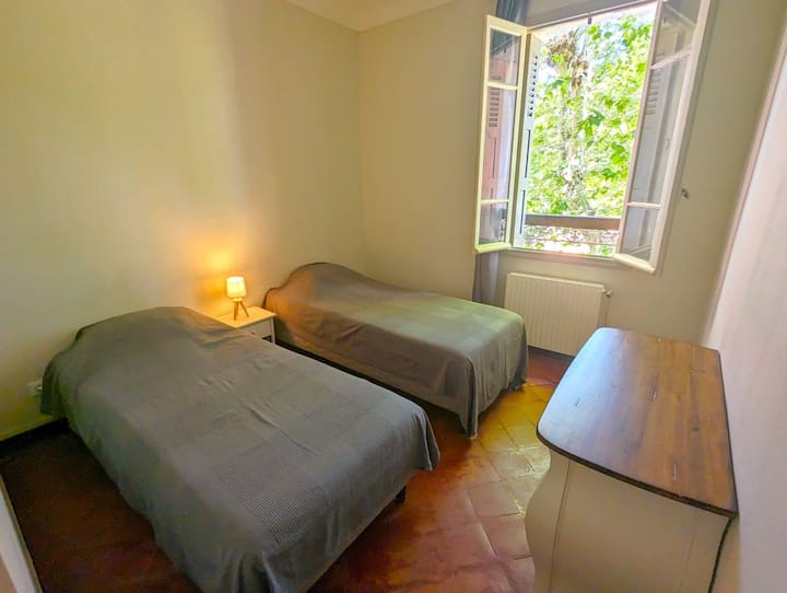 2e chambre: 2 lits simples 90 x 200 cm