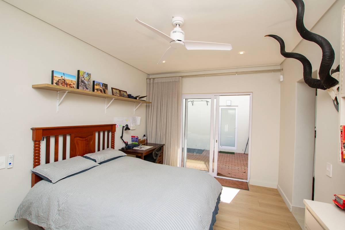 مريحة وهادئة مع سرير مزدوج وحمام دش داخلي وأبواب منزلقة تفتح مباشرة على الحديقة.