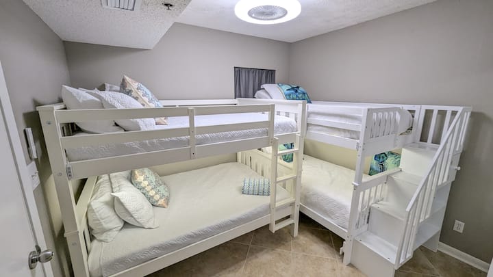 חדר קומתיים עם 2 תאומים מעל 2 מיטות בגודל מלא. תחת תאורת קומתיים ומאווררים!