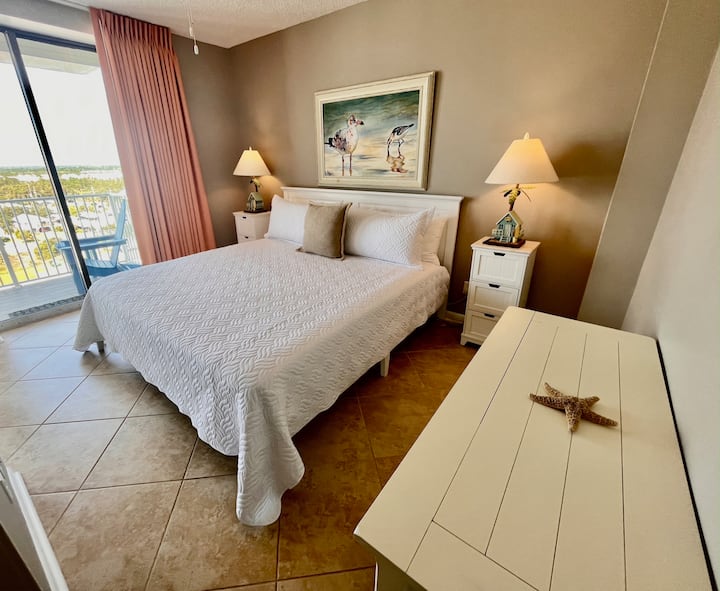 חדר שינה קינג שני עם מרפסת פרטית.