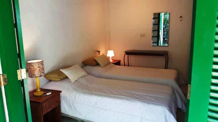 HABITACIÓN CON DOS CAMAS INDIVIDUALES