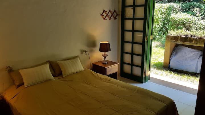 HABITACIÓN CON CAMA TAMAÑO QUEEN