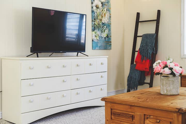 אחסון נוסף + טלוויזיה בסלון השני