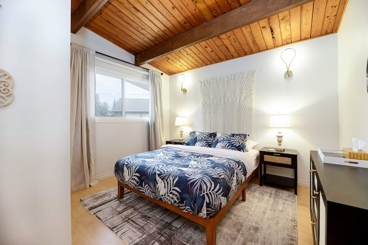 חדר שינה ראשי - בקתה נוחה (קווין סייז)