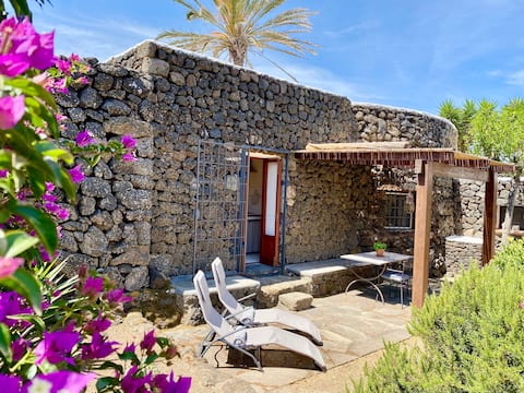 Airbnb con migliori performance: The Ancient Baglio - Dammuso 'Il Gelso' a Pantelleria