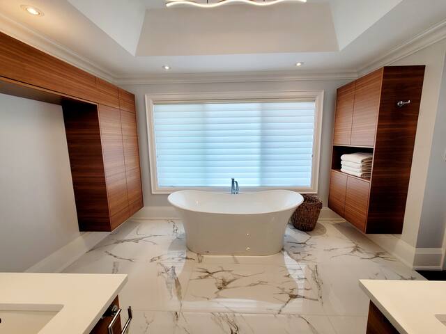 Luxe Haven Heated Pool Sauna Gym gallery image 5