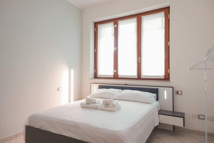 Queen ‑ ის ზომის საწოლი SEGOLA LED 160x200 სმ. Ფართო, კომფორტული და თავსაფრით აღჭურვილი, მოსახერხებელია თქვენი წიგნების და აქსესუარების შესანახად შესაბამის ტუმბოებში! Ლეიბი Insacchettate 3 ზონითა და მეხსიერების ქაფით