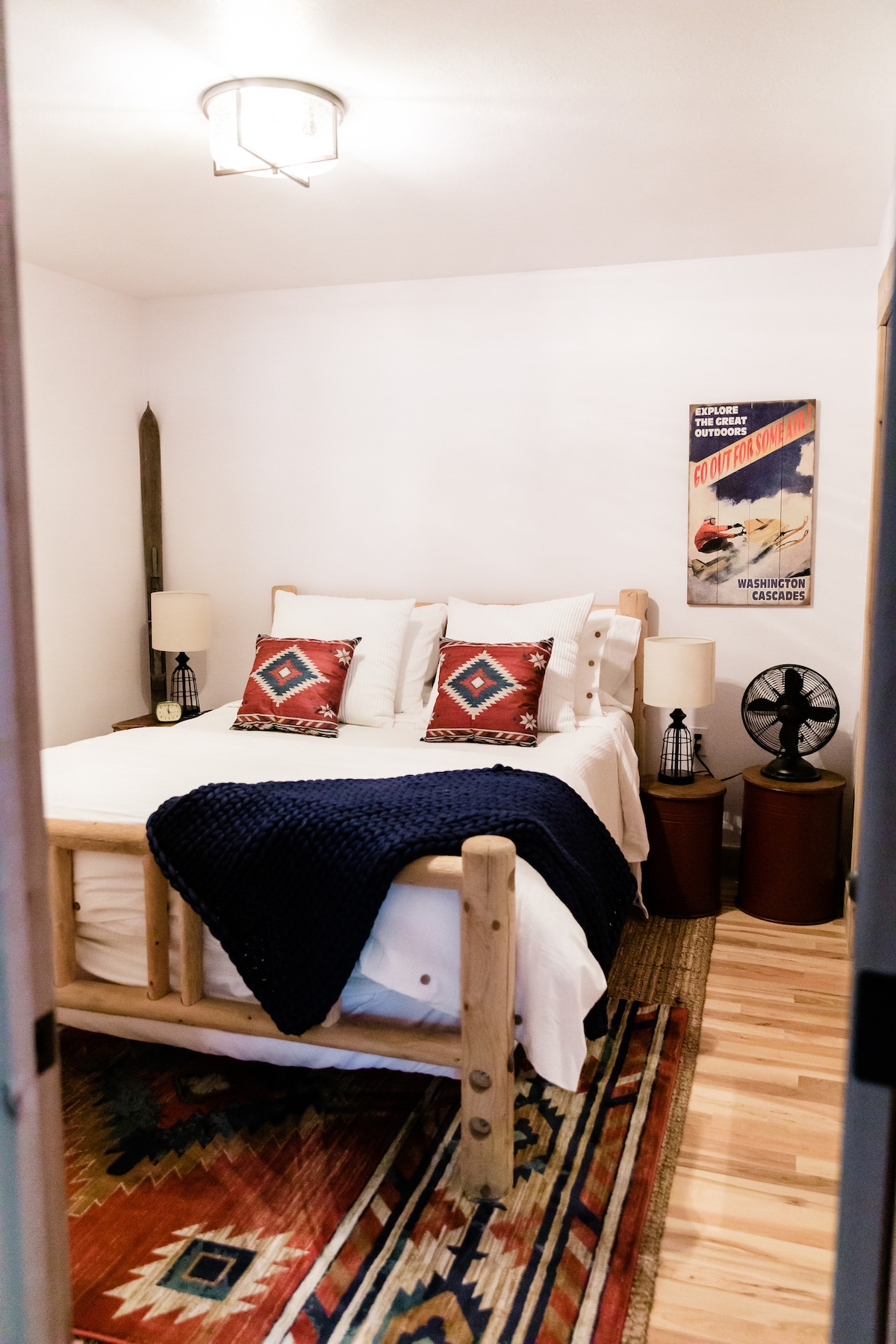 ห้องนอนที่อบอุ่นพร้อมเตียงโครงไม้สไตล์ชนบทการตกแต่งแบบตะวันตกเฉียงใต้ที่มีชีวิตชีวาและโปสเตอร์การเดินทางสไตล์วินเทจ ผ่อนคลายด้วยหมอนหนานุ่มและการพักผ่อนที่สะดวกสบายในสถานที่พักผ่อนที่มีเสน่ห์แห่งนี้ซึ่งผสมผสานความสะดวกสบายในห้องโดยสารเข้ากับการผจญภัย