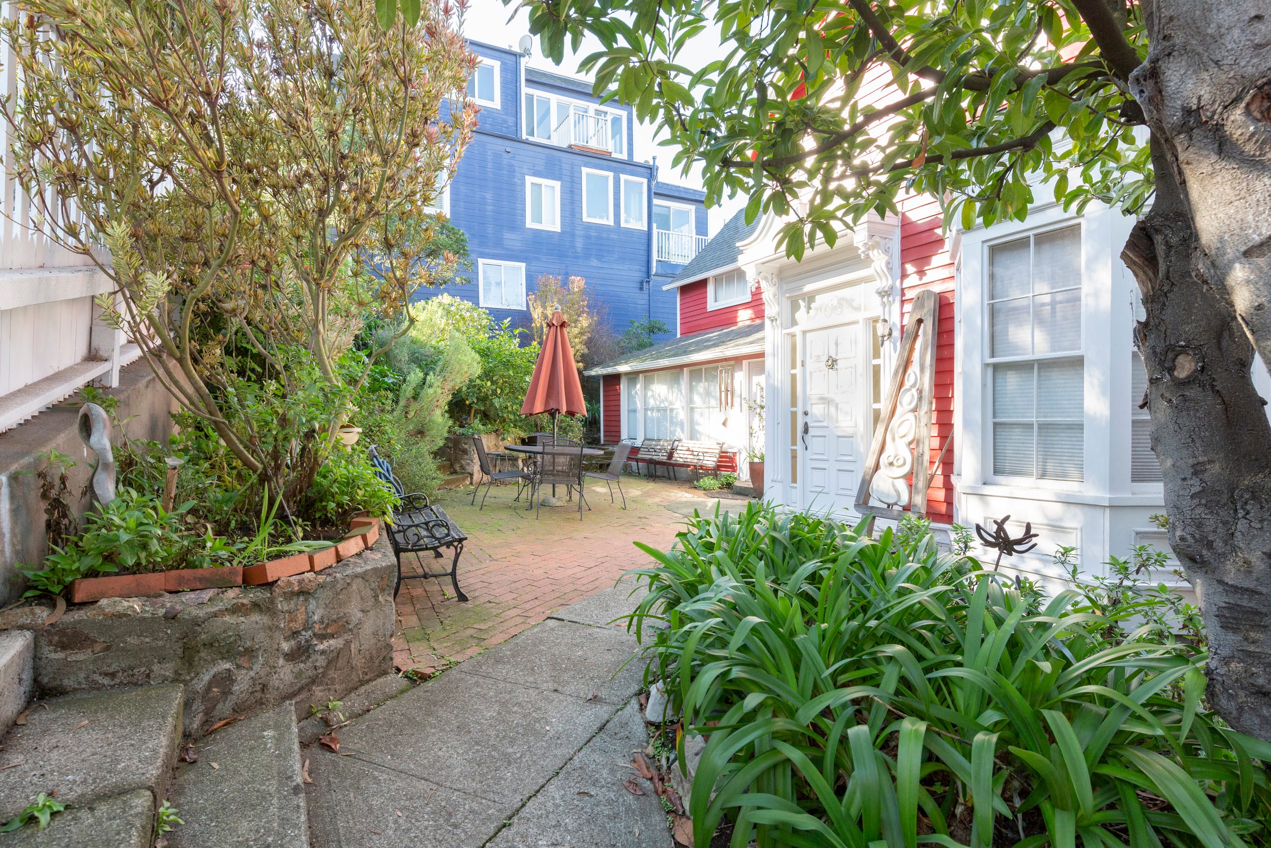 Historic Victorian retreat w/ skyline views - Image 26