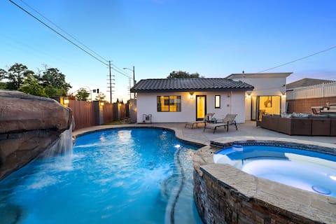 POOL,SPA,grotto, waterslide.Near Disneyland &Beach