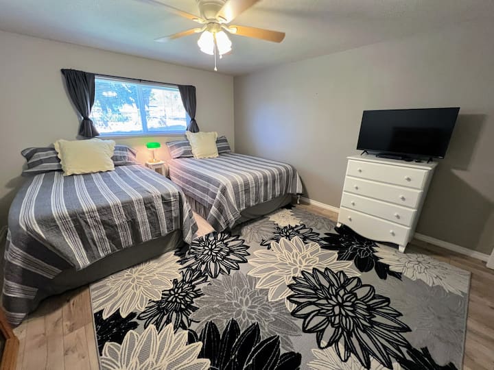 Second bedroom, with Queen and Full beds, SmartTV and DVD player. Hundreds of DVD movies to watch!