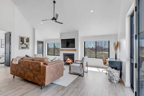 Serene Modern Guest House with Mountain Views