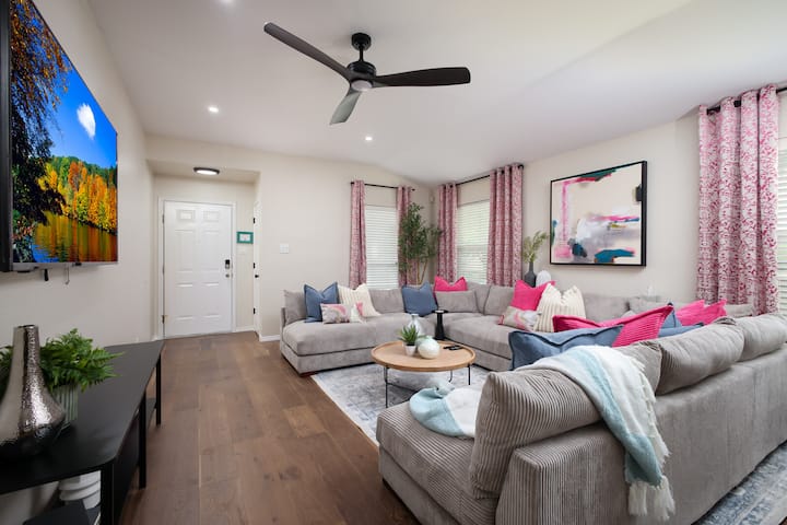 Gorgeous Getaway Near Sea World - San Antonio, TX