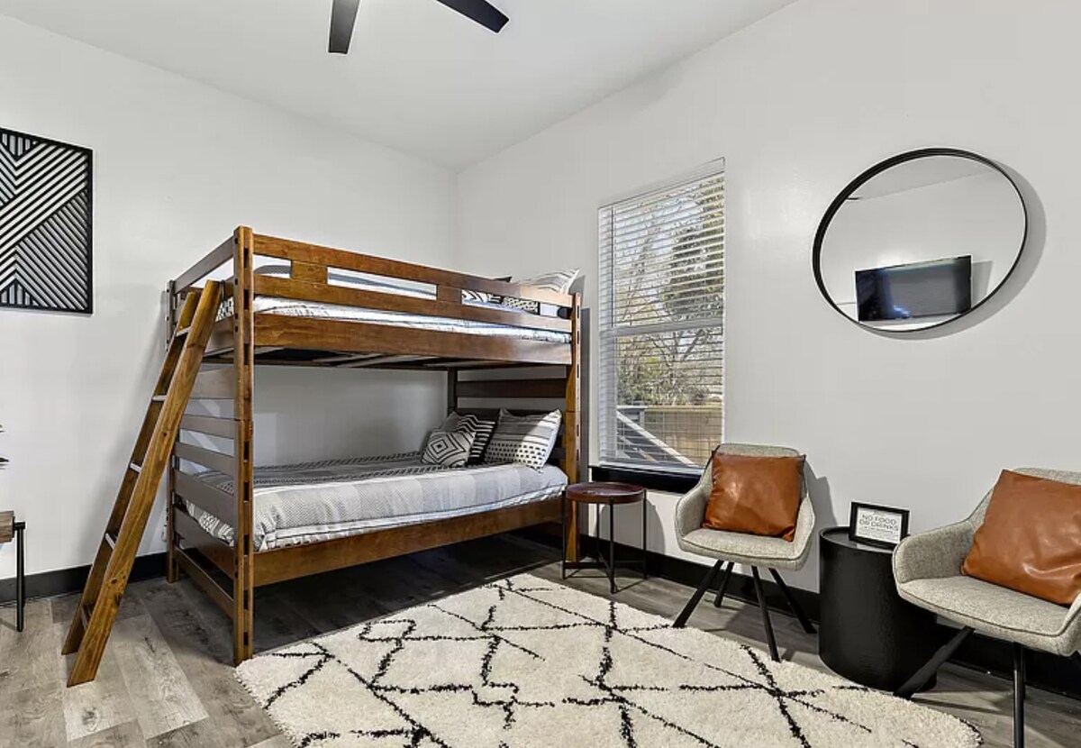 空间非常好，配有舒适的双层床。  房间内还有电视，让您放松身心。 