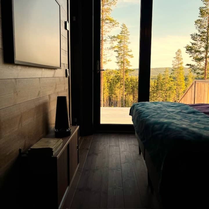 Televizor dhe derë më vete për në tarracë.