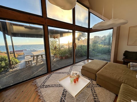 Loft house in front of the ocean