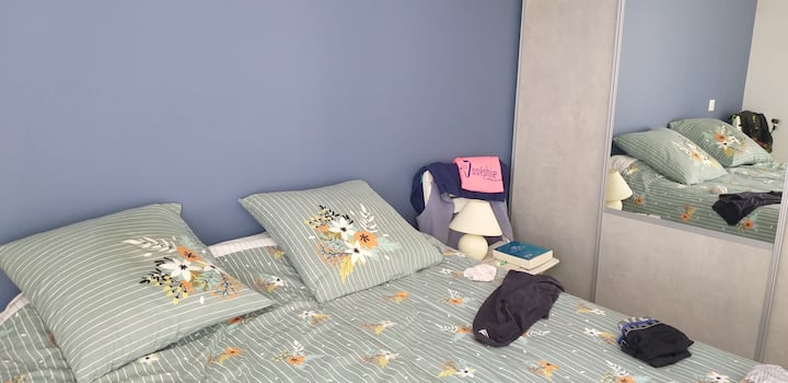 Suite principal, dormitorio con cama de 160*200 y armario, baño privado, lavabo, ducha e inodoro.