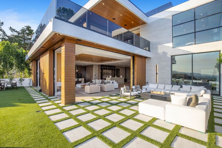 Secluded Paradise w/ Spa & Rooftop Lounge gallery image 3