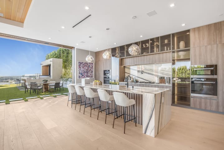 Secluded Paradise w/ Spa & Rooftop Lounge gallery image 5