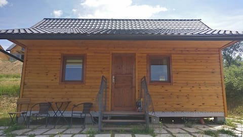 8-bed cottage with three bedrooms, close to the lake