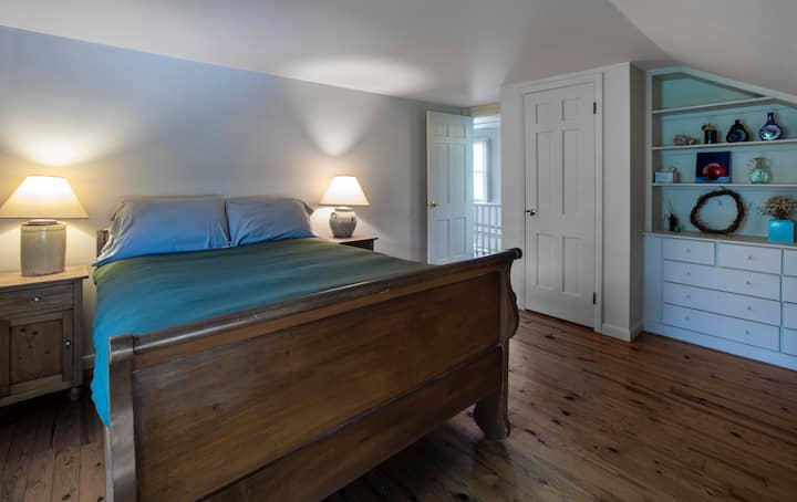 Stražnja spavaća soba na trećem katu ima isti rustikalni šarm i lijep pogled na šumu