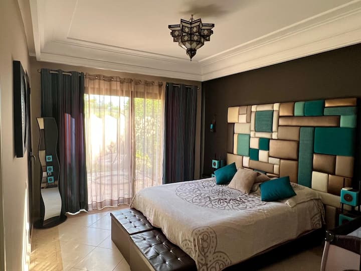 חדר הכלה מציע גישה כפולה: מצד אחד למרפסת הפרטית, ומצד שני ישירות לבריכה.