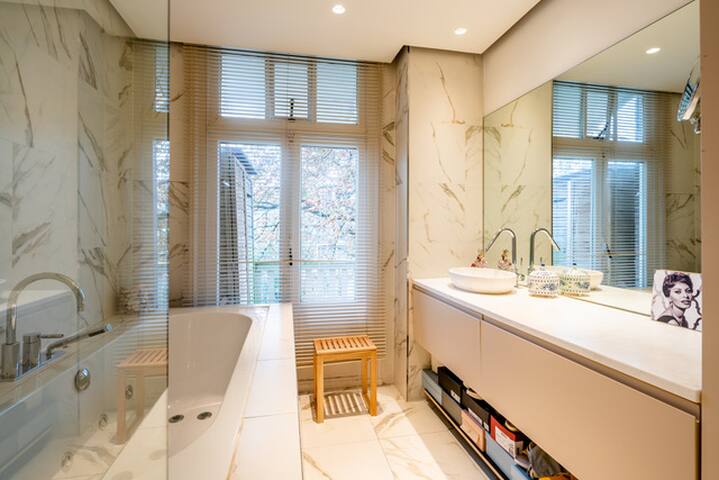 Beautiful apartment in the Pijp gallery image 5