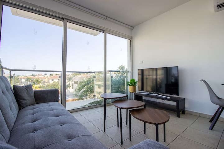 Beachside 1-bed W/ Huge Veranda - Protaras