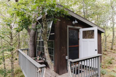 Tree Dwelling w/ Water Views & Cedar Hot Tub (I)