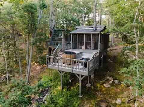 Modern Treehouse with hottub + Water Views