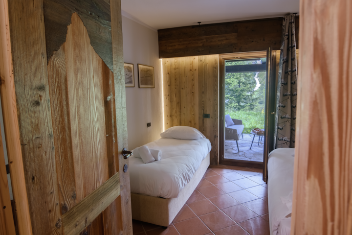 Dy krevate të rehatshëm teke me dalje në verandë