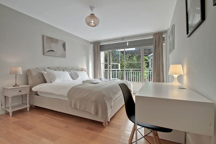 Central Chelsea Sloane Square Apt w/ Roof Terrace