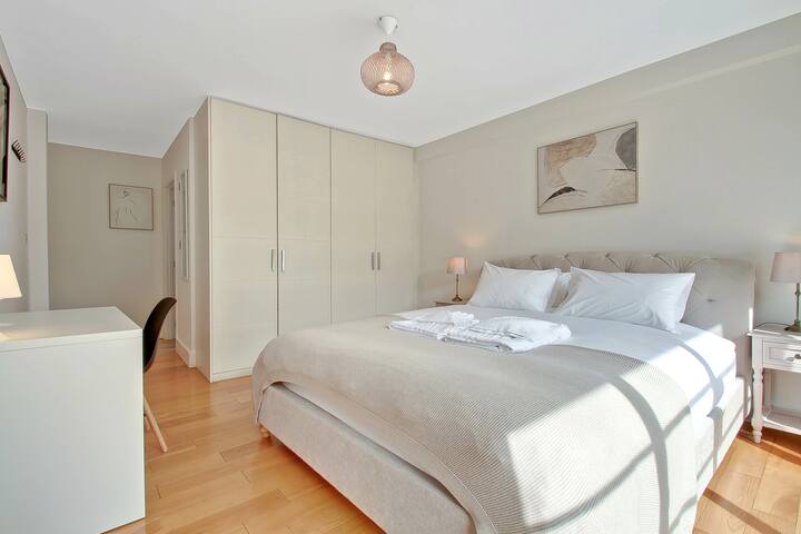 Central Chelsea Sloane Square Apt w/ Roof Terrace gallery image 2