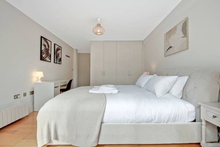 Central Chelsea Sloane Square Apt w/ Roof Terrace gallery image 4