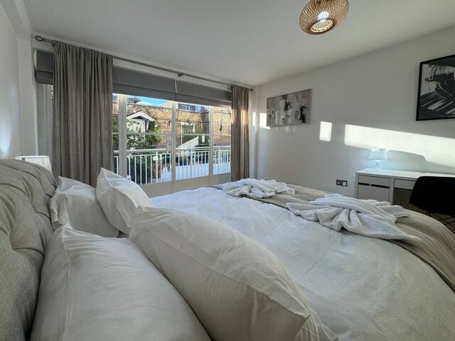 Central Chelsea Sloane Square Apt w/ Roof Terrace gallery image 5