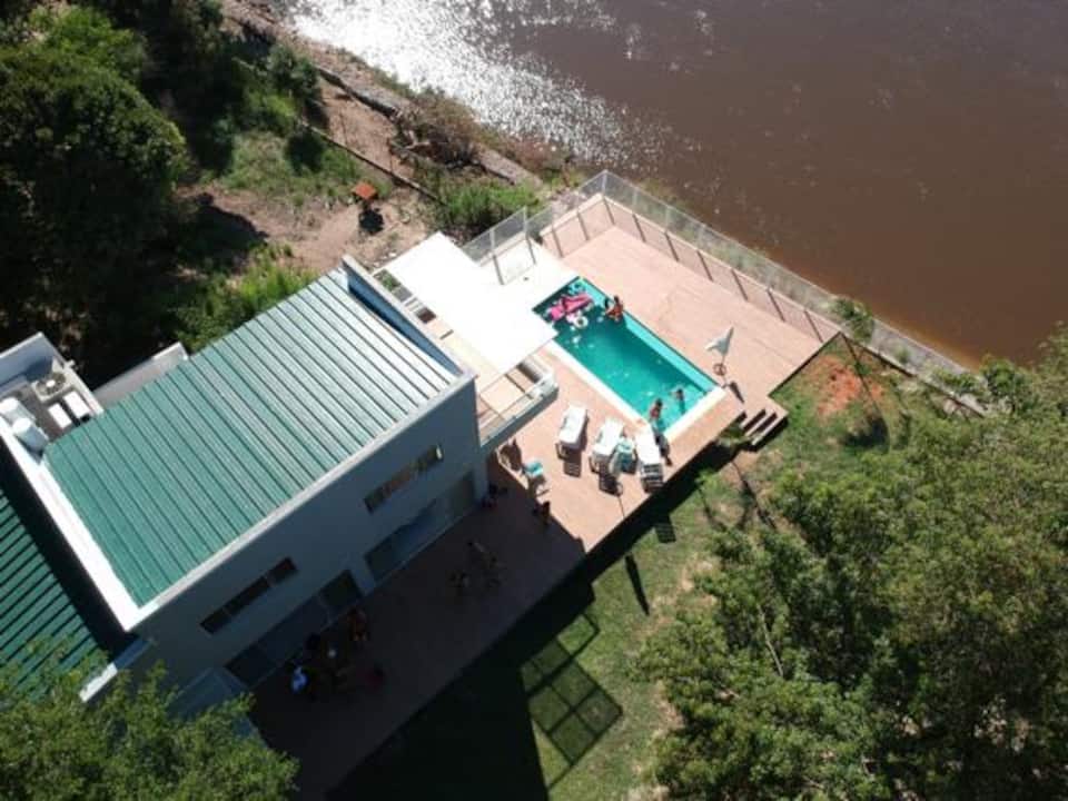 Top-earning Airbnb listing in Mariano Roque Alonso, 5 bedrooms