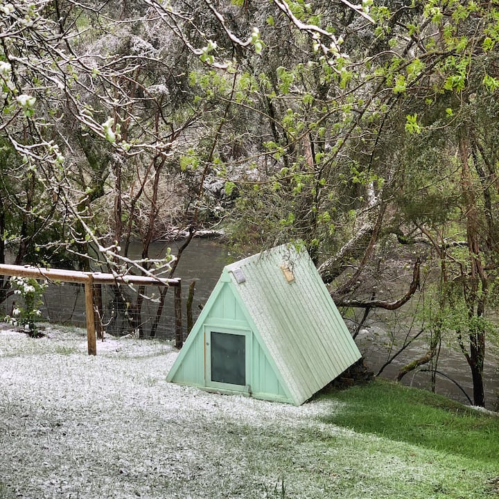 Chambre 3, la tente en bois qui a un matelas double.